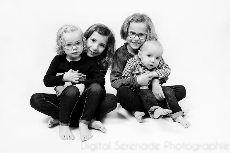 Photo de famille en noir et blanc : quatre frères et sœurs