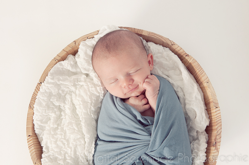 photo-nouveau-ne-famille-mains-noires-studio-domicile-13_Gabriel_003 Bébé endormi dans un lange, posé dans un panier. le bébé souris - à domicile 13