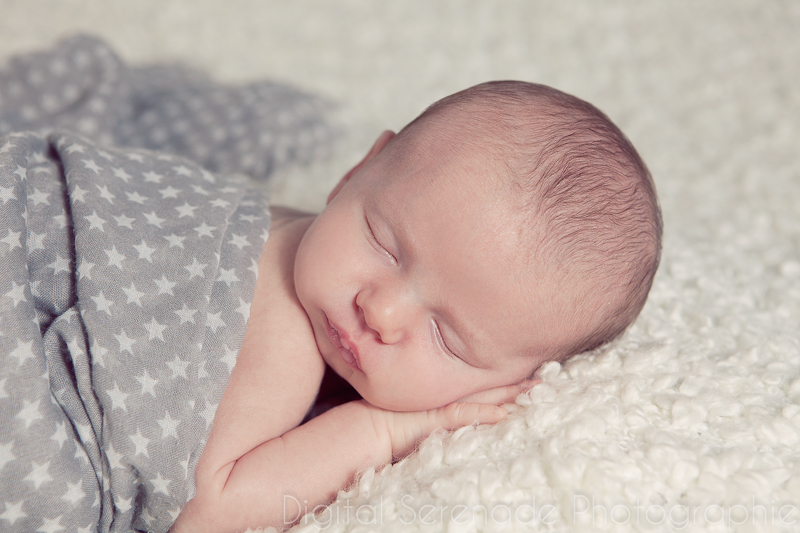 photo-nouveau-ne-famille-mains-noires-studio-domicile-13_Gabriel_031 Gros plan en photo d'un bébé paisiblement endormi. On y voit sa petite bouche, sa main, le tout sur une couverture moelleuse. Studio à la maison Venelles