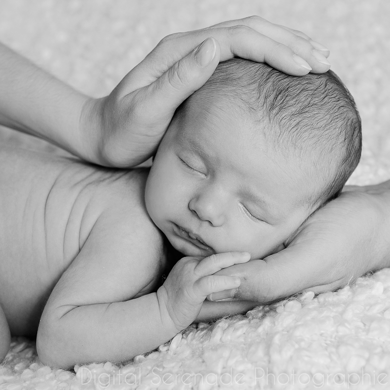 photo-nouveau-ne-famille-mains-noires-studio-domicile-13_Gabriel_034 photo noir et blanc, d'un bébé endormi entouré des mains de ses parents - Aix-en-Provence