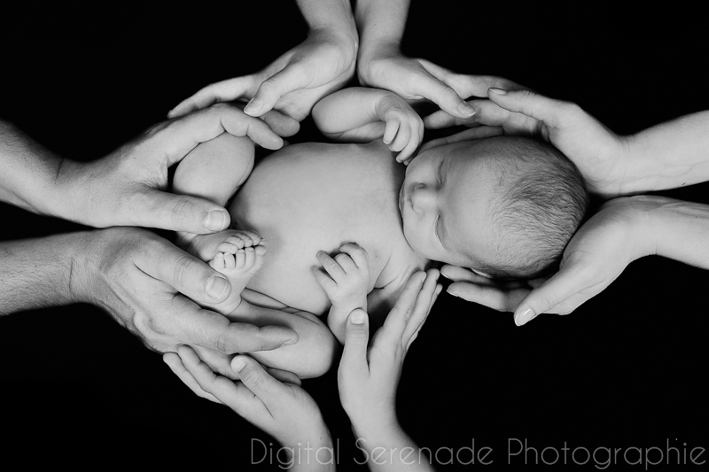 photo-nouveau-ne-famille-mains-noires-studio-domicile-13_Gabriel_036 Photographie artistique d’un nouveau-né entouré des mains de sa famille, sur fond noir