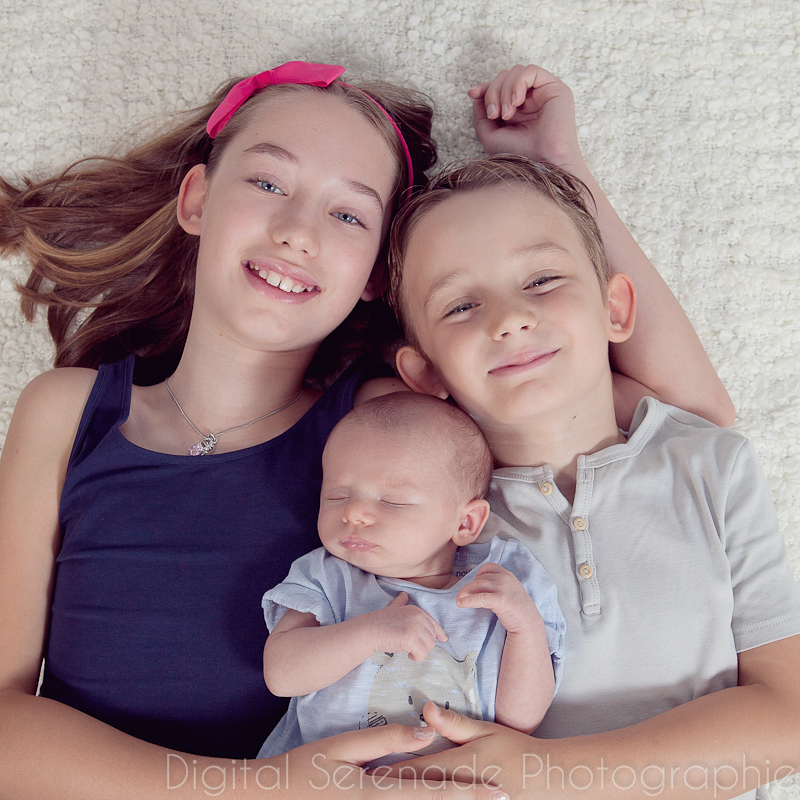photo-nouveau-ne-famille-mains-noires-studio-domicile-13_Gabriel_059 Photo d'un grand frère et une grande soeur avec le bébé endormi - Le puy sainte réparade (13)