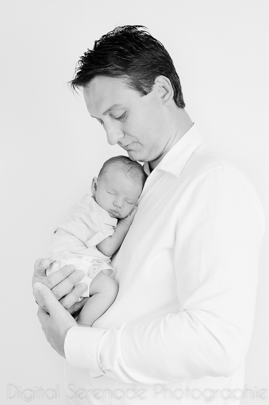 photo-nouveau-ne-famille-mains-noires-studio-domicile-13_Gabriel_0781 photo noire et blanc d'un papa avec son bébé dans les bras - éguilles (13)