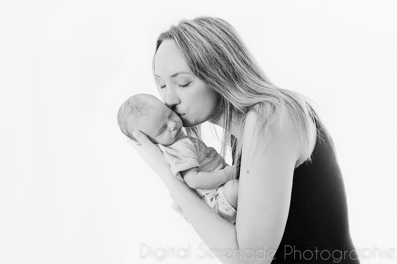 photo-nouveau-ne-famille-mains-noires-studio-domicile-13_Gabriel_090 Photo d'une maman faisant un bisou à son nouveau-né - aix-en-provence (13)